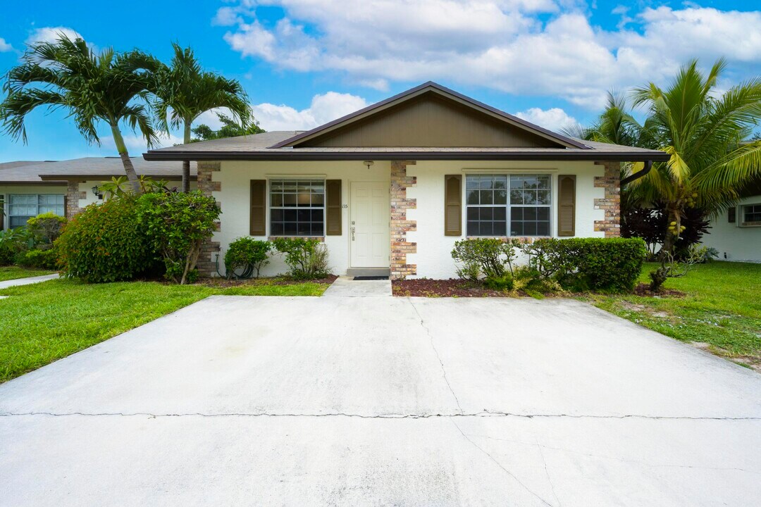 135 Doe Trail in Jupiter, FL - Building Photo