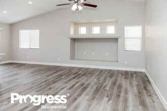 524 W Claxton Ave in North Las Vegas, NV - Building Photo - Building Photo