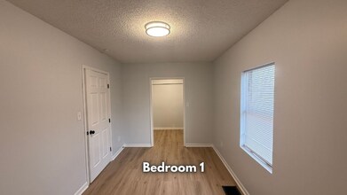 907 S Cedar Ave in Independence, MO - Building Photo - Building Photo