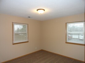 8996 Jackson Avenue, Unit D in Lexington, MN - Foto de edificio - Building Photo