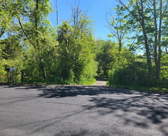 1167 Bullet Hill Rd in Southbury, CT - Building Photo - Building Photo