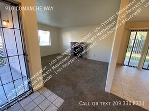 910 Comanche Way in Lodi, CA - Building Photo - Building Photo