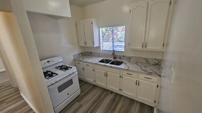 342 1/2 Douglas St in Los Angeles, CA - Building Photo
