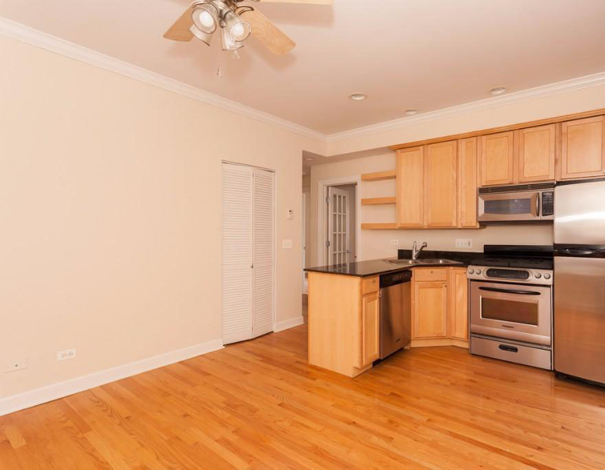 3244 N Clifton Ave, Unit 3252-E2 in Chicago, IL - Building Photo