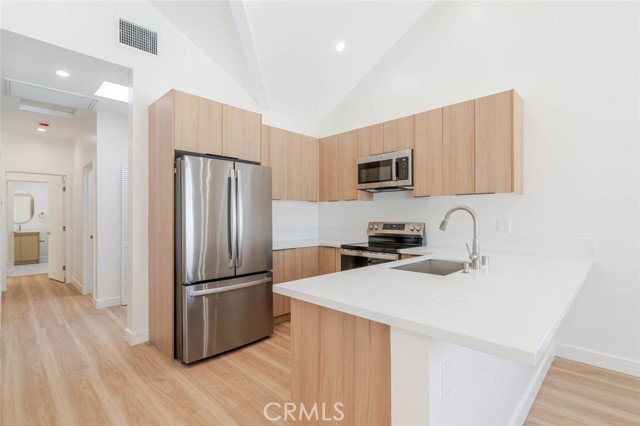 7570 Chaminade Ave in Los Angeles, CA - Building Photo