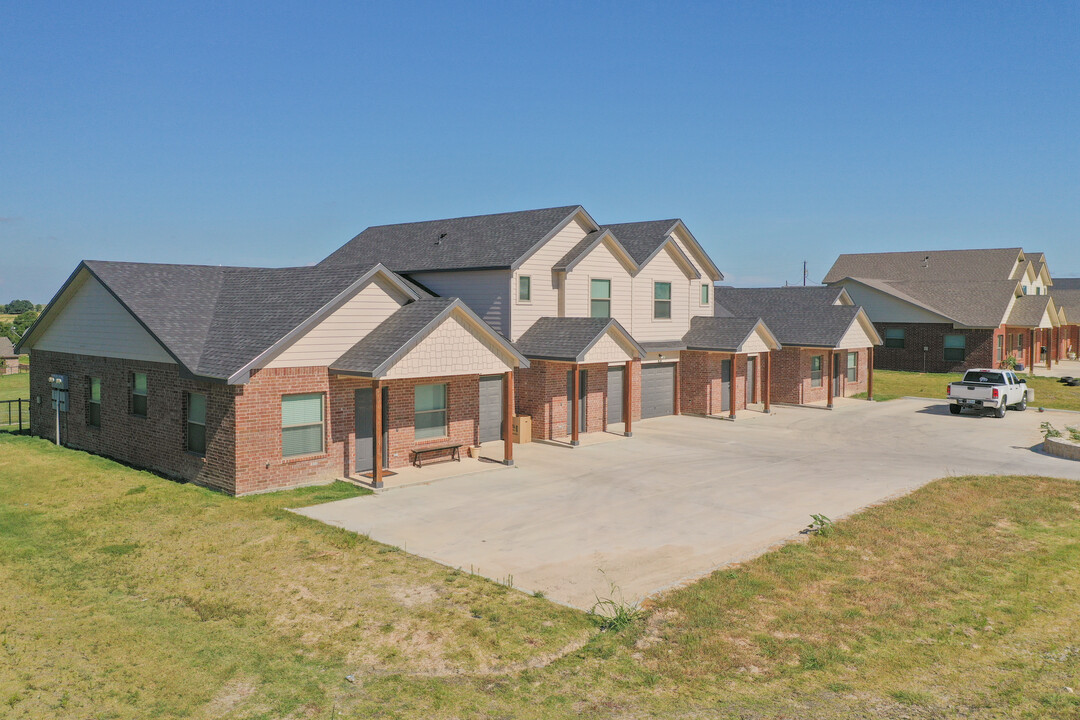 West Park Townhomes (Texas) in Weatherford, TX - Building Photo