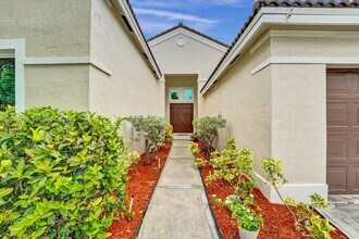 1063 Cedar Falls Dr in Weston, FL - Building Photo - Building Photo