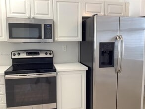 5460 NW 107th Ave in Doral, FL - Building Photo - Building Photo