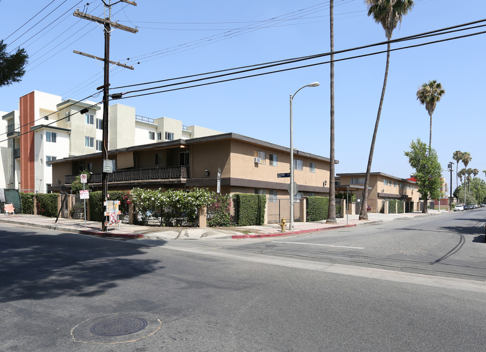 6615 Darby Ave in Reseda, CA - Building Photo