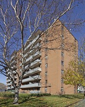 1020 Shaw Dr in Mississauga, ON - Building Photo - Building Photo