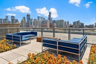 Mondial River West in Chicago, IL - Building Photo