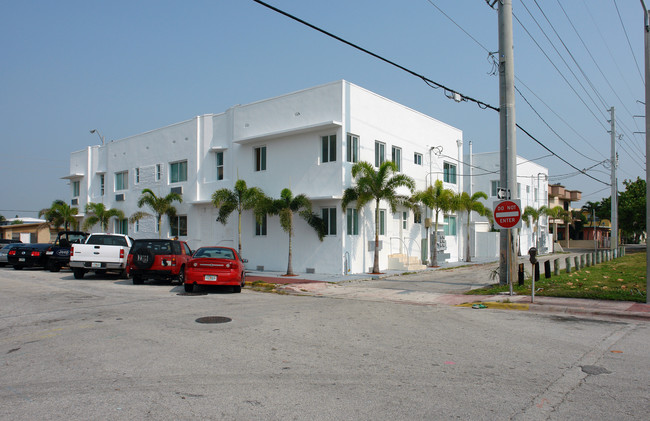 Lofts at Collins Condos in Miami Beach, FL - Building Photo - Building Photo