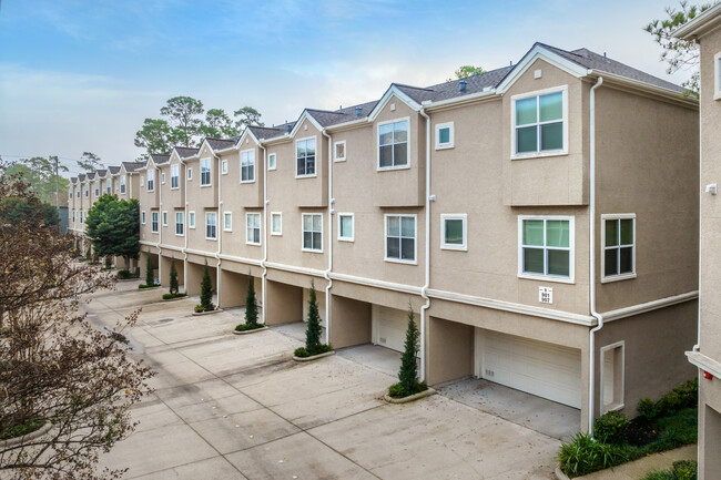 Memorial Bend Place Condominiums in Houston, TX - Building Photo - Building Photo