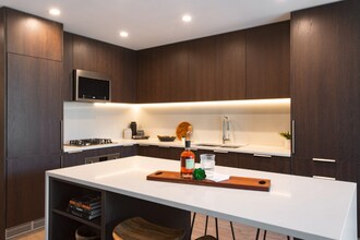 102 W Hill St in Chicago, IL - Building Photo - Building Photo