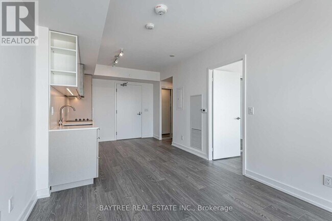 19 Western Battery Rd in Toronto, ON - Building Photo - Building Photo