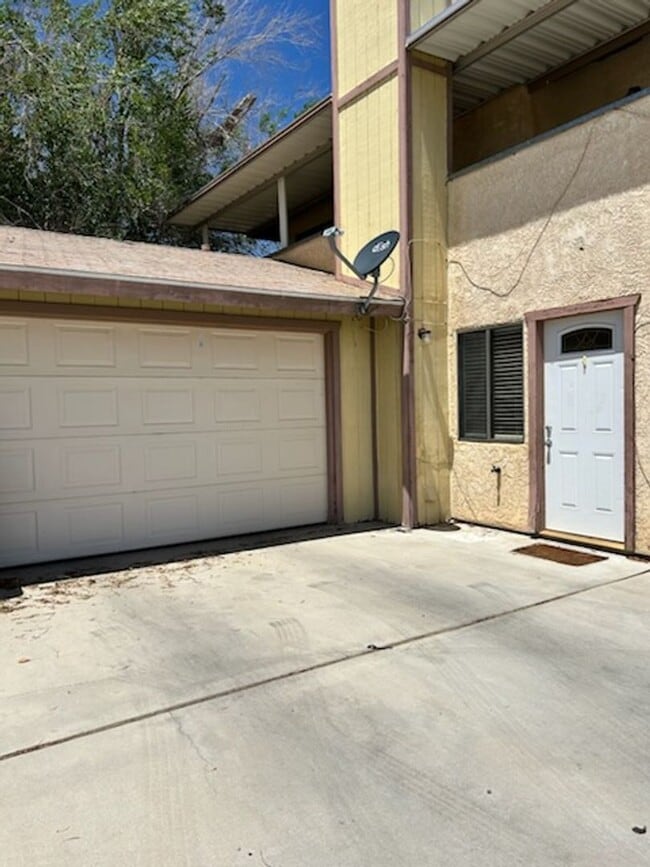 property at 912 W Graaf Ave