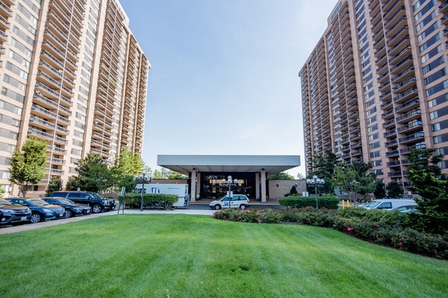 3701 S George Mason Dr, Unit 1218 in Falls Church, VA - Building Photo - Building Photo