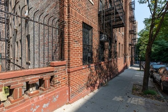 2 Ellwood St in New York, NY - Building Photo - Building Photo