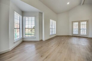 230 E 5th St in Dallas, TX - Building Photo