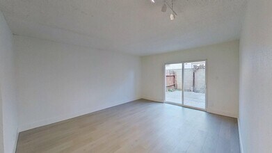 437-443 W Valencia Dr in Fullerton, CA - Foto de edificio - Interior Photo