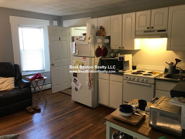 639 Somerville Ave, Unit 1 in Somerville, MA - Foto de edificio - Building Photo