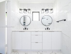 2856 NW 10th Ave in Wilton Manors, FL - Building Photo - Building Photo