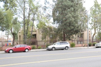Villa Topanga in Canoga Park, CA - Foto de edificio - Building Photo