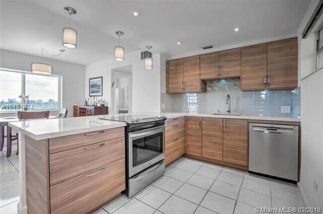 8001 Crespi Blvd in Miami, FL - Building Photo - Building Photo