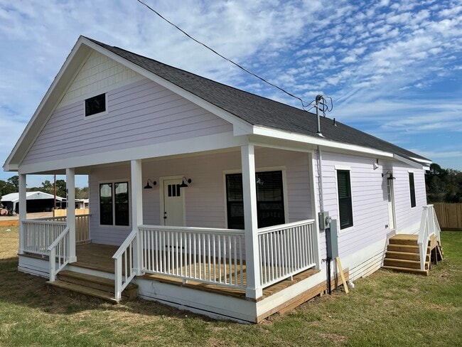 411 N Holland St in Bellville, TX - Building Photo - Building Photo