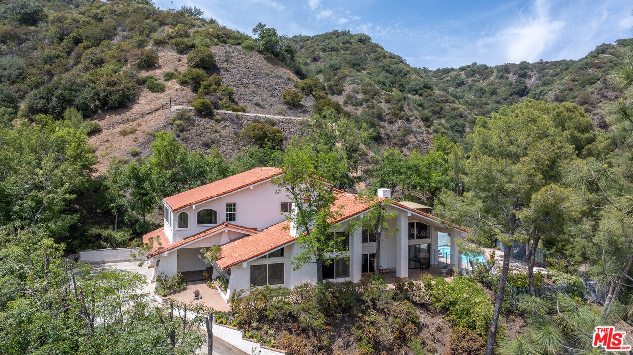 13033 Sky Valley Rd in Los Angeles, CA - Building Photo