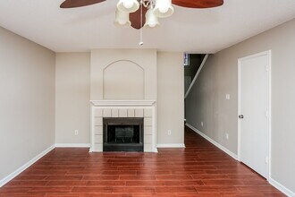 8104 Gardengate Ct in Fort Worth, TX - Foto de edificio - Building Photo