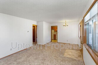 8027 NE Flanders St in Portland, OR - Building Photo - Building Photo