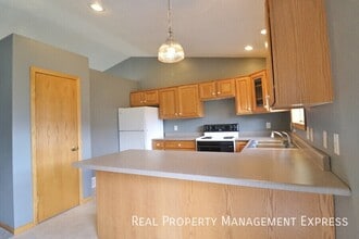 3 Bed 2 Bath home with Double Garage in Sioux Falls, SD - Building Photo - Building Photo