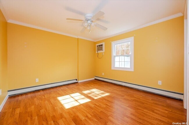 85 Hilltop Rd in Levittown, NY - Building Photo - Building Photo