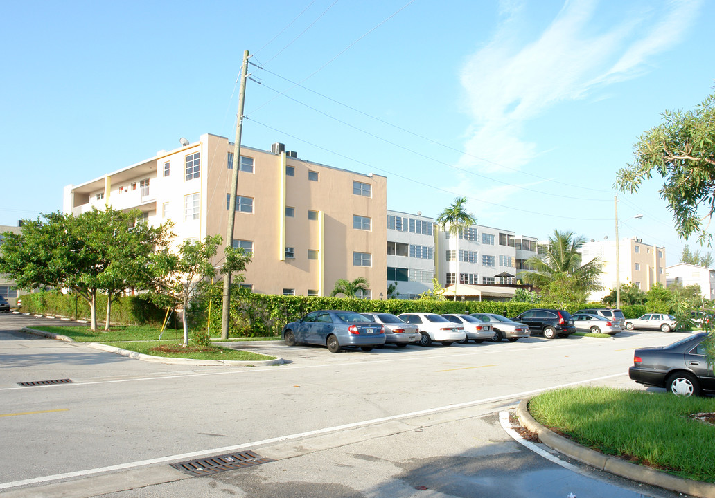 Chancellor Hall in Miami, FL - Building Photo