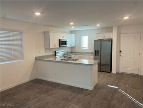 12130 Midnight Pine Rd in Las Vegas, NV - Building Photo - Building Photo
