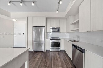 555 NE 8th St, Unit 1303 in Fort Lauderdale, FL - Building Photo - Building Photo