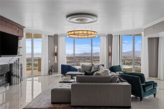 2877 Paradise Rd in Las Vegas, NV - Building Photo - Building Photo