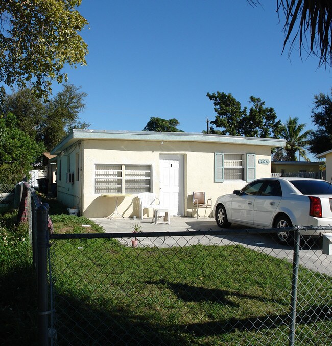 706 SW 4th Ter in Dania Beach, FL - Building Photo - Building Photo