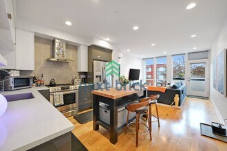 6319 34th Ave SW in Seattle, WA - Building Photo - Building Photo