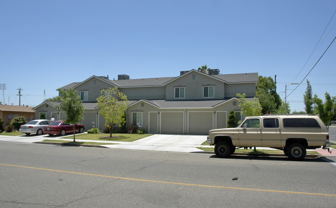 321 E Merced St in Fowler, CA - Building Photo