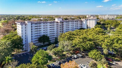 605 Oaks Dr in Pompano Beach, FL - Building Photo - Building Photo