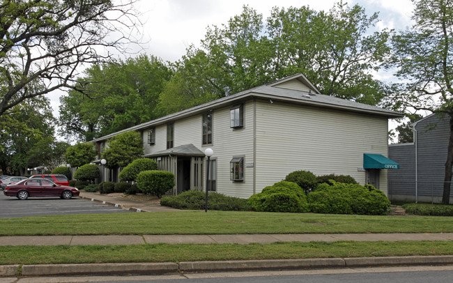 Dadson Arms Apartments in Virginia Beach, VA - Building Photo - Primary Photo