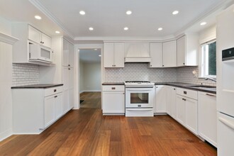 13 Riverside Ln in Greenwich, CT - Building Photo - Building Photo