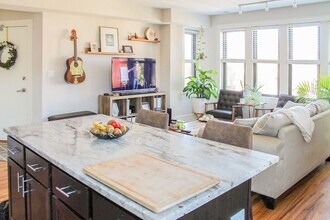 2235 W Wilson Ave, Unit 3 in Chicago, IL - Building Photo - Building Photo