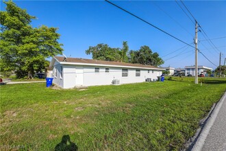 2406 Linhart Ave in Ft. Myers, FL - Building Photo - Building Photo