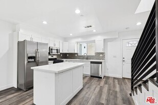 17610 Sherman Way in Los Angeles, CA - Building Photo