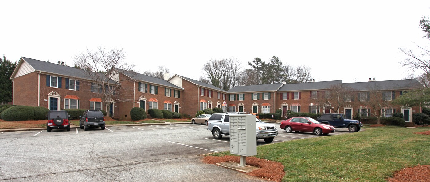 Grenadier Guard in Greensboro, NC - Foto de edificio