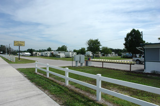 Lazy Dazy in Lakeland, FL - Foto de edificio - Building Photo