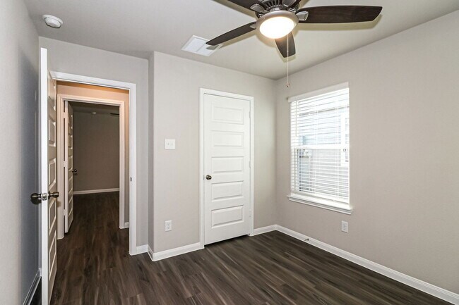 5122 Hector Gustavo Dr in Rosharon, TX - Building Photo - Building Photo